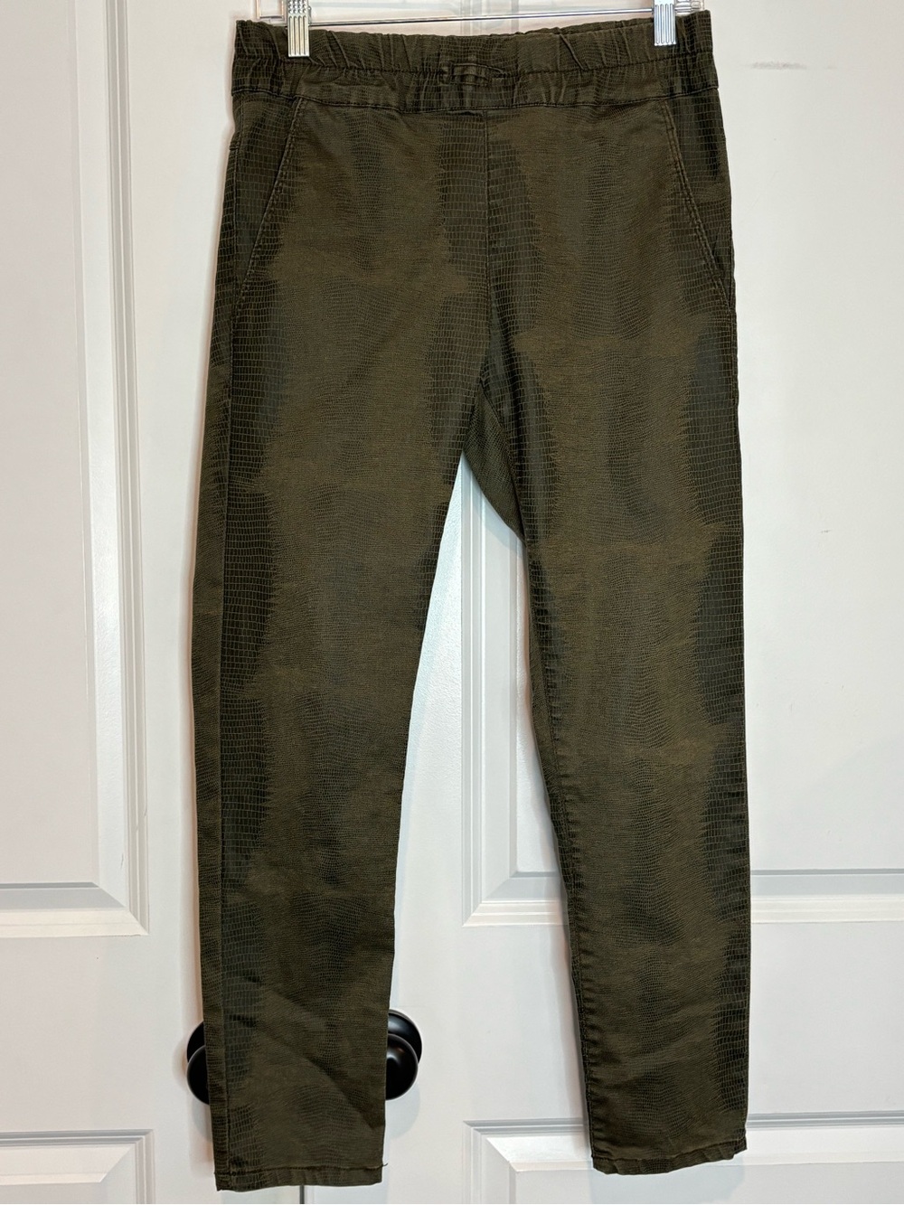 Bevy Flog Shelby Olive Green Snake Skin Pull On Skinny Pants 28